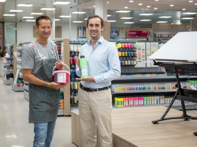 Sascha Kuntel (Geschäftsführer von boesner Österreich) mit Max Stomm (Center Manager und Eigentümervertreter des EKZ west) © EKZ west