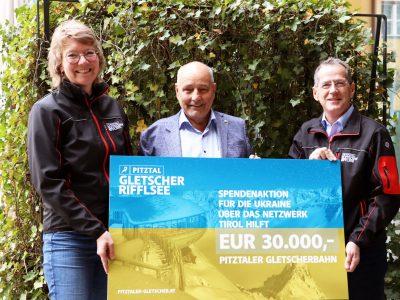 Am Bild sind von links nach rechts Frau Mag. Beate Rubatscher-Larcher (Pitztaler Gletscherbahn), Herbert Peer (Netzwerk Tirol hilft) und Franz Wackernell (Pitztaler Gletscherbahn) zu sehen.
 
Fotocredit: Pitztaler Gletscherbahn