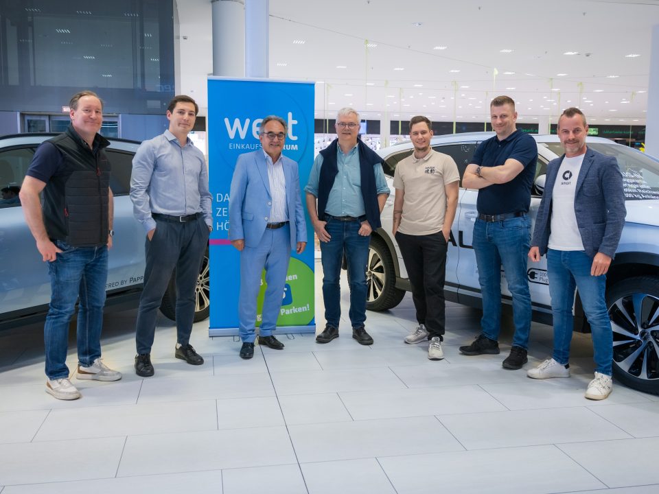 BU: v.l.n.r.: Florian Lantos (Autohaus Moriggl), Lukas Leiminger (Ellensohn-das Autohaus), Karl Weingrill (Center Manager), Martin Niederkofler ( Autohaus Niederkofler), Robin Roisch (GP Autoservice), Johannes Pichler (Autohaus Meisinger), Valentin Lösch (Pappas Tirol)
Fotocredit: EKZ west